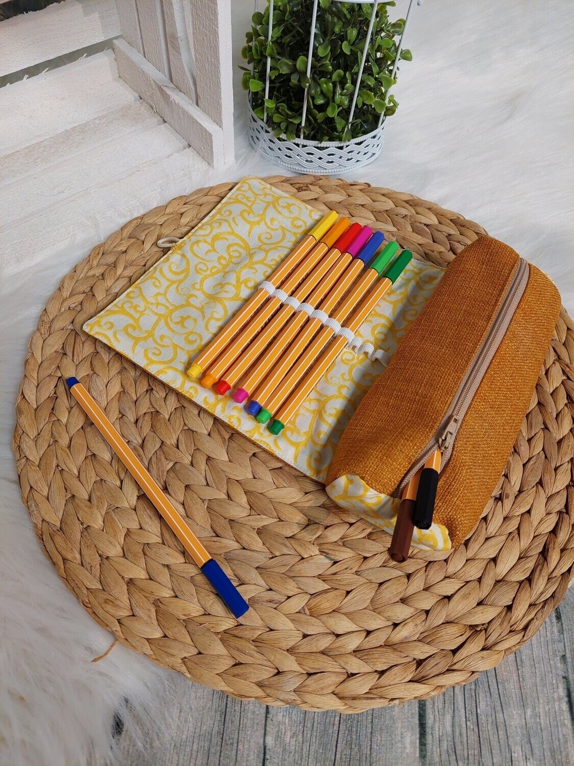 Federmappe (Farbbeispiel ocker) mit extra Fach als Stifthalter aus Polstercanvas in 36 Farben