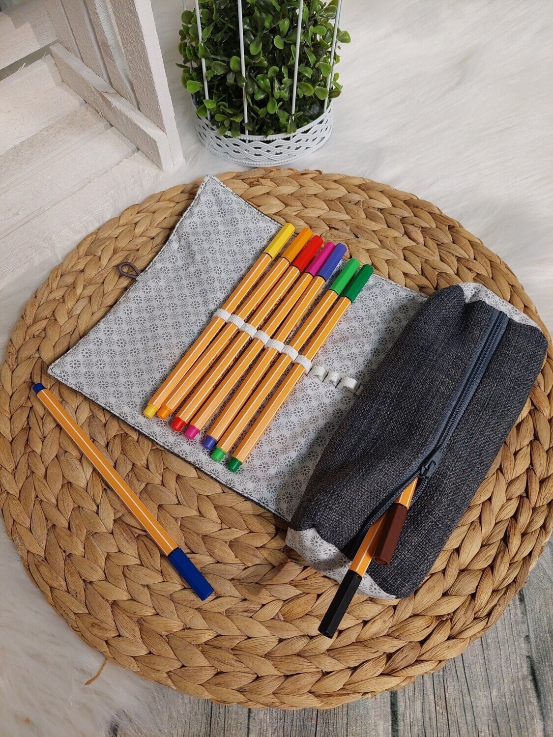 Federmappe (Farbbeispiel grau) mit extra Fach als Stifthalter aus Polstercanvas in 36 Farben