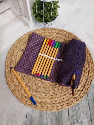Federmappe (Farbbeispiel lila) mit extra Fach als Stifthalter aus Polstercanvas in 36 Farben