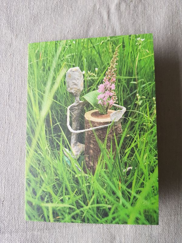 Dubbele A6 kaart Mannetje met bloem in het gras