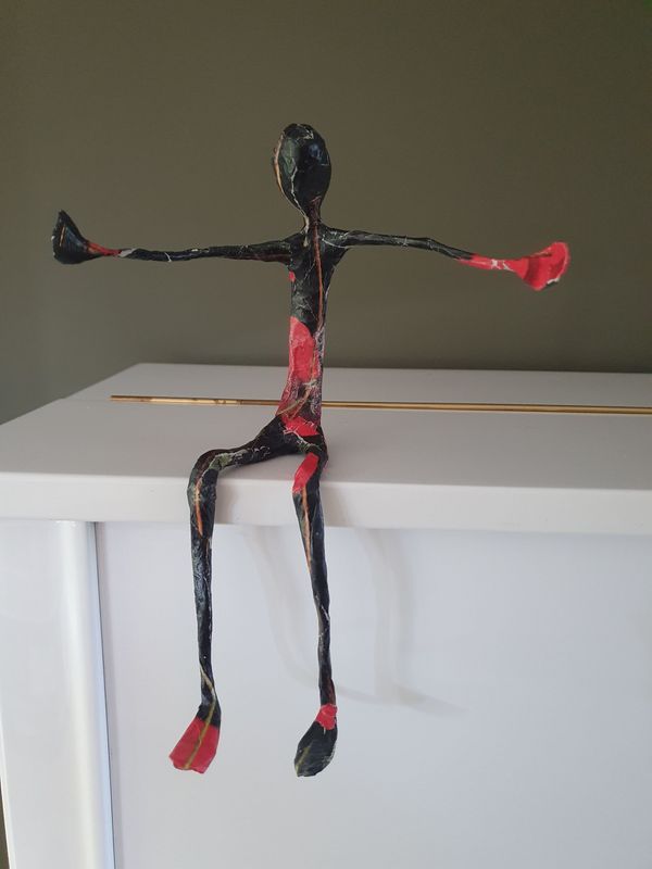 Troostmannetje klein, zwart en rood