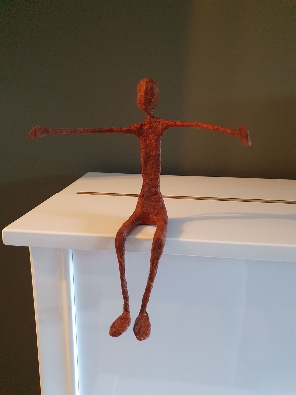 Troostmannetje middel, kleur bark cloth Troostmannetje middel, kleur bark cloth