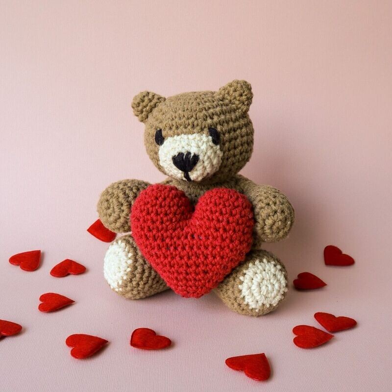 Hoooked DIY Häkelset Teddybär Valentino Mit Herz