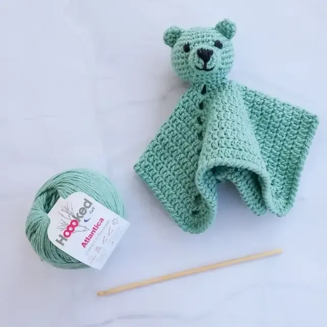 Hoooked DIY Häkelset Baby Schmusetuch Bär Bo Sage Green
