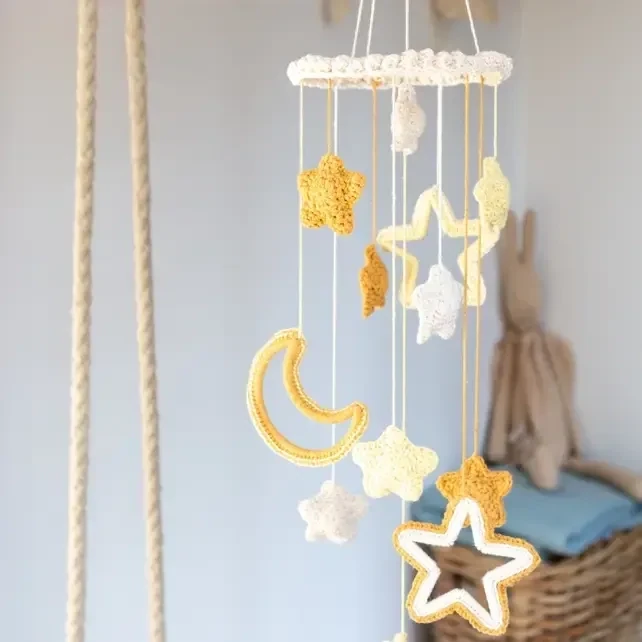 Hoooked DIY Häkelset Mobile mit Sternen Kailua  Almond