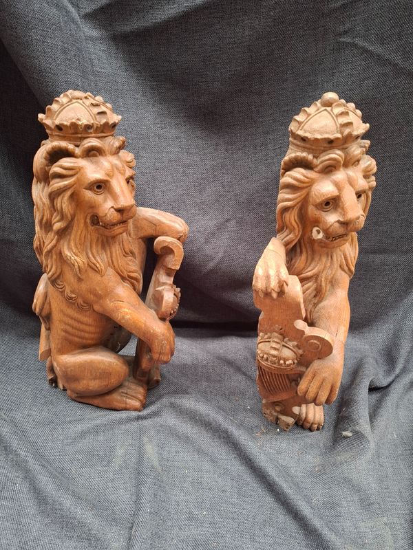 X - not for sale - Wooden sculpture- set of 2 - lion totem