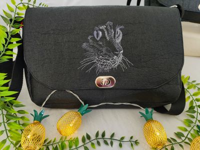 Sac Pinatex brodé noir tête de chat foncé Sac Pinatex brodé noir tête de chat foncé