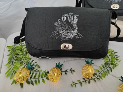 Sac Pinatex brodé noir tête de chat clair Sac Pinatex brodé noir tête de chat clair