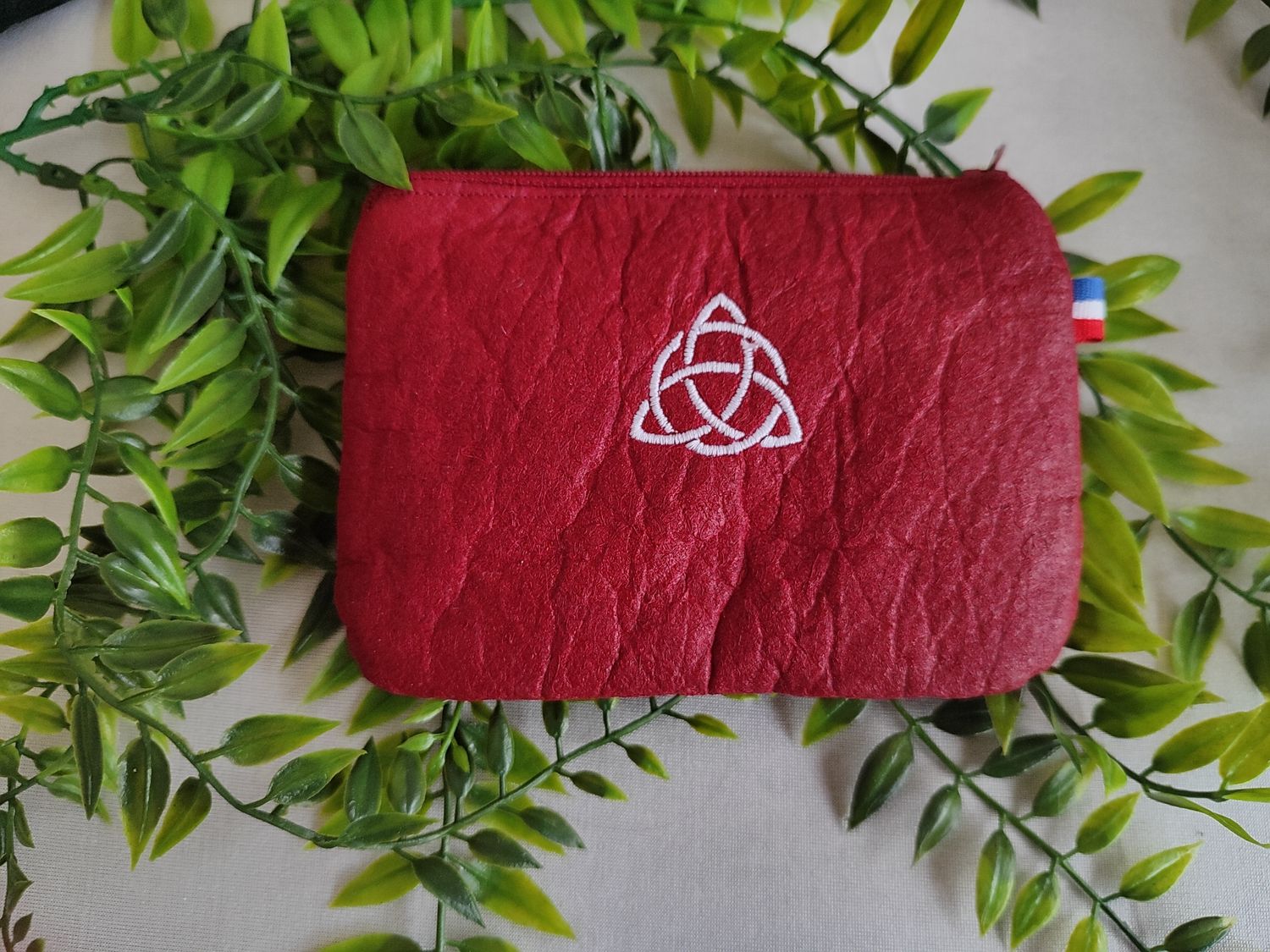 Porte-monnaie en Pinatex brodé Triquetra