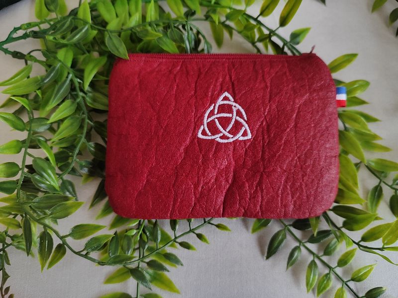 Porte-monnaie en Pinatex brodé Triquetra
