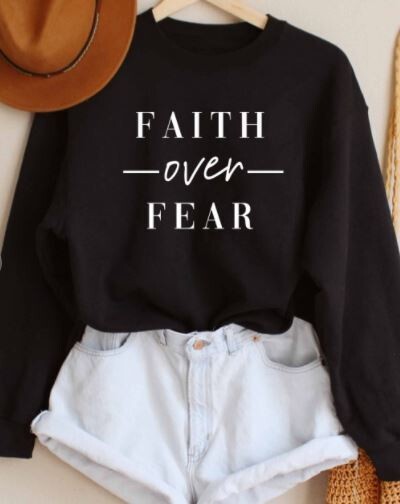 FAITH OVER FEAR GRAPHIC SWEATSHIRT Small