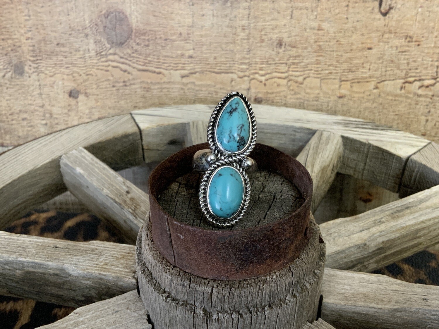 Fashion Oval Framed Teardrop Stretch Ring