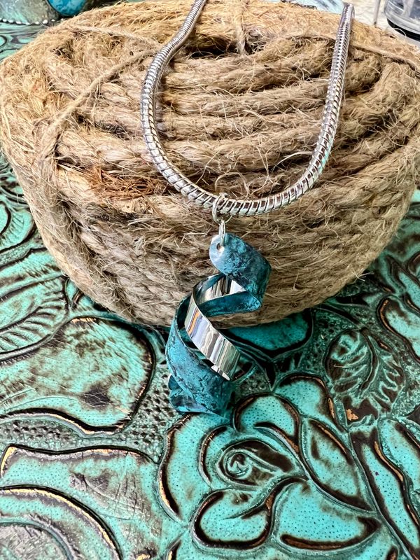 Fashion Twist Pendant Necklace
