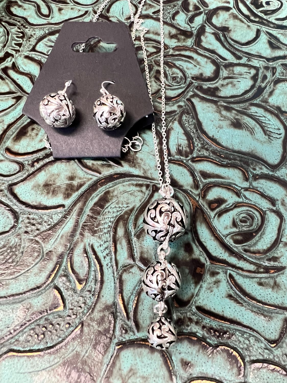 Linked Sphere Pendant Necklace