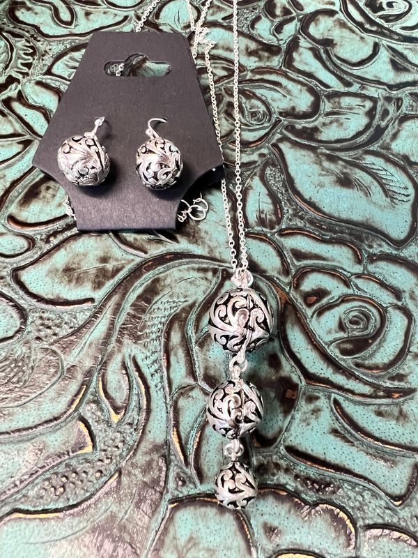Linked Sphere Pendant Necklace