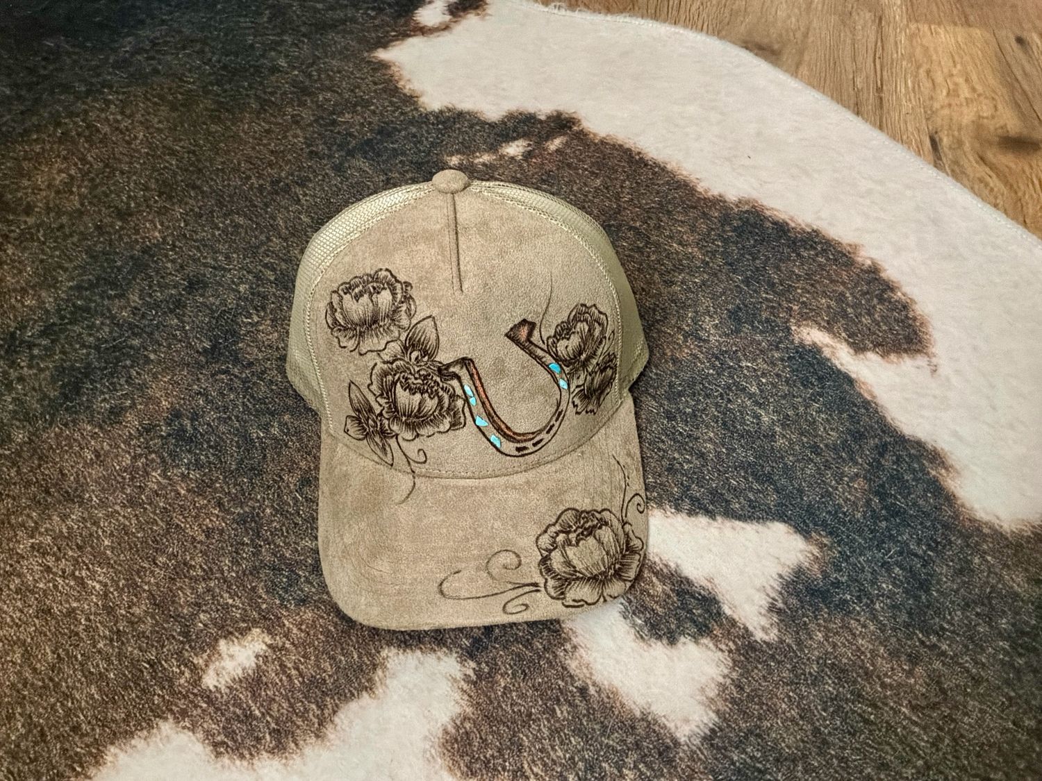 Floral Horseshoe &amp; Turquoise Chip Burned Trucker Hat-Brown