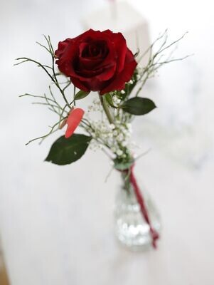 Rote Rose lang gebunden inkl. Vase