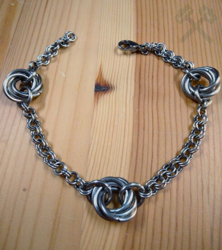 Chained mobius flower