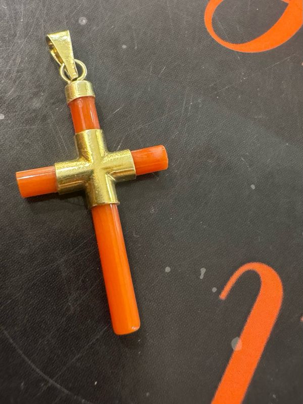 Croix corail plaquée or