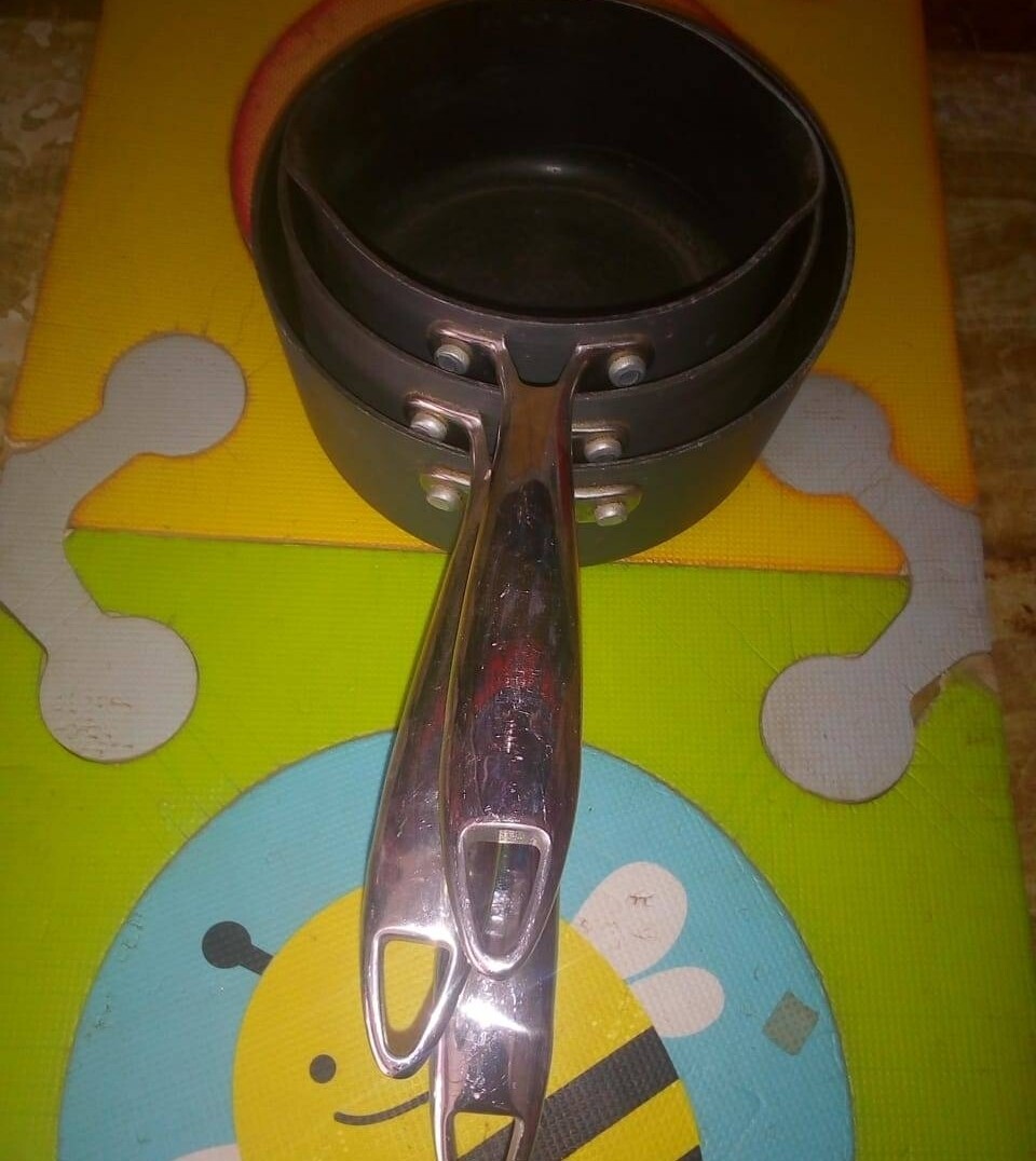 Nonestick cookware set