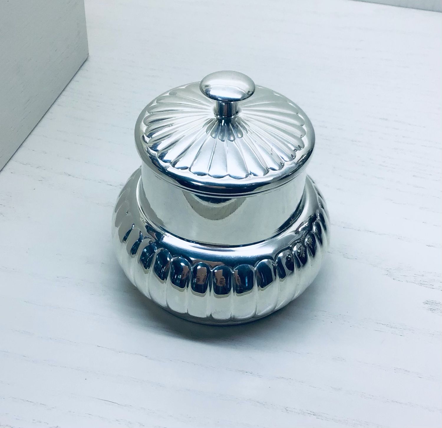 ZUCCHERIERA ROTONDA CON COPERCHIO IN ARGENTO