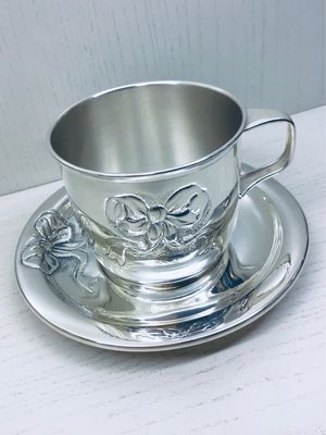 TAZZA CON PIATTO DECORO FIOCCO NASCITA IN ARGENTO