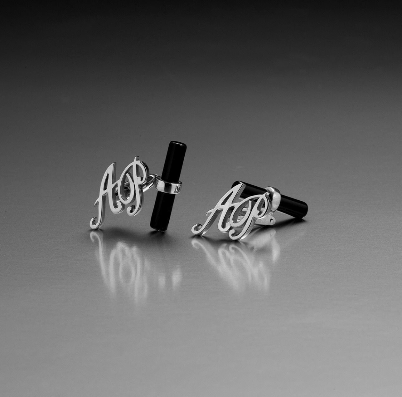 GEMELLI IN ARGENTO LETTERA INIZIALE DOPPIA E BARRETTA TERMINALE IN ONICE OBSIGNO GIOIELLI