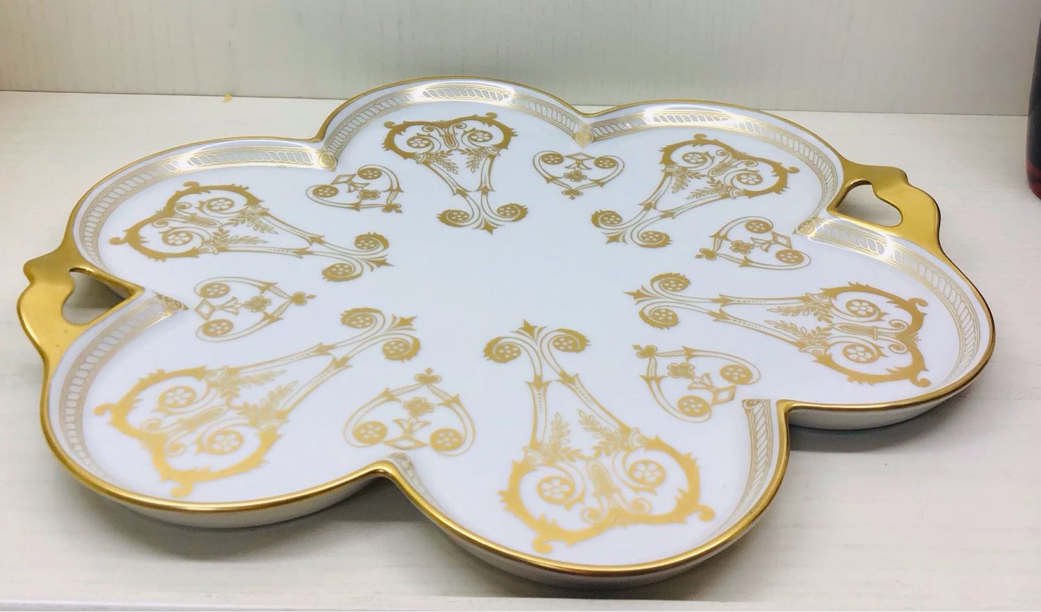 VASSOIO IN PORCELLANA DECORO ORO ZECCHINO E MANICI INSERITI