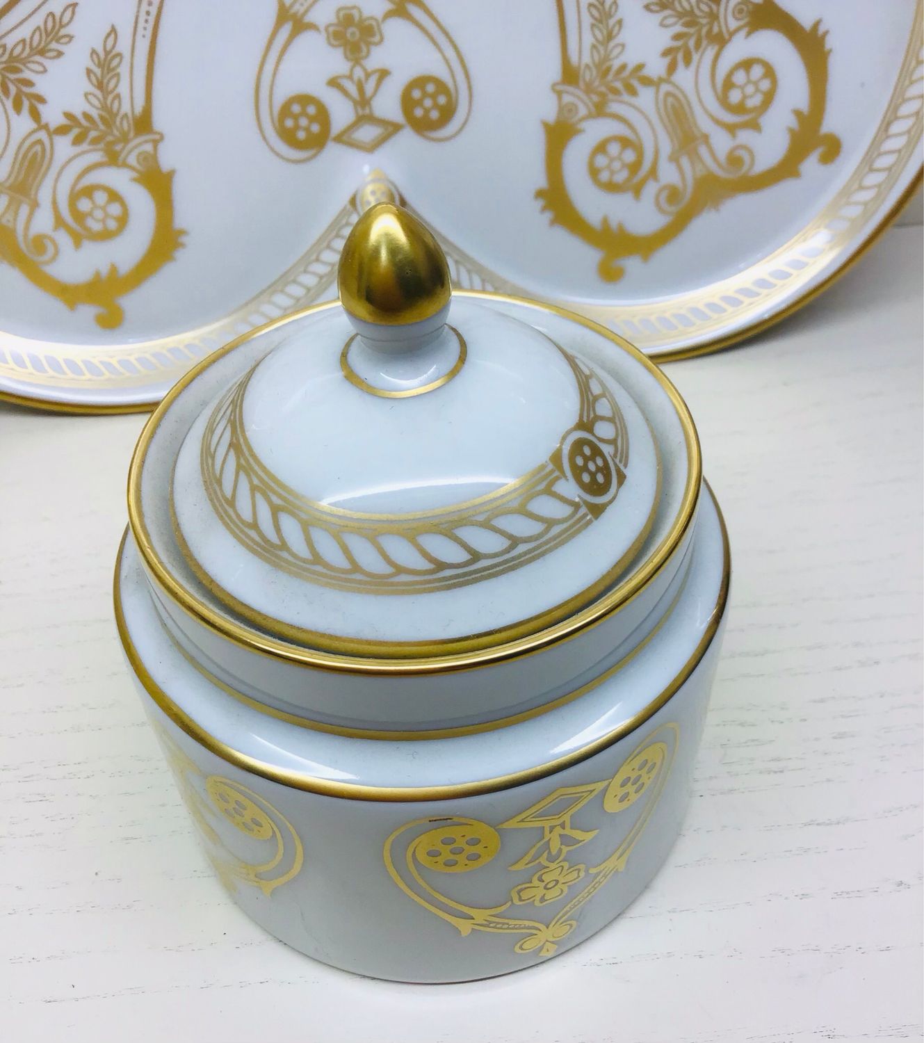 ZUCCHERIERA CON COPERCHIO IN PORCELLANA DECORO ORO ZECCHINO