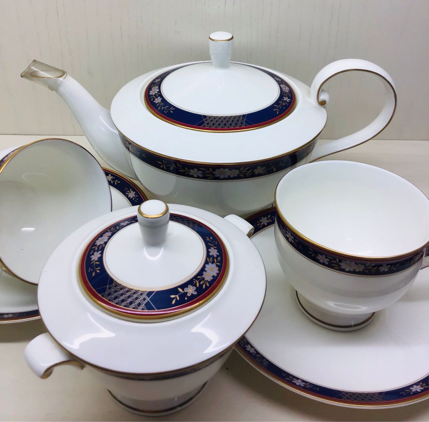 SERVIZIO THE ‘ PORCELLANA BONE CHINA COMPLETO DI THEIERA E ZUCCHERIERA