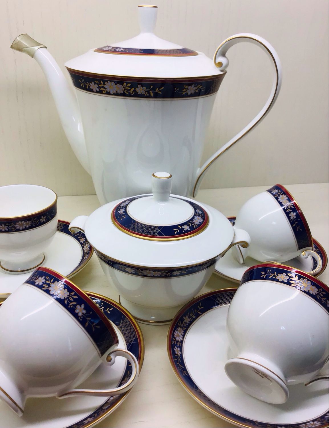 SERVIZIO CAFFÈ COMPLETO DI CAFFETTIERA E ZUCCHERIERA IN PORCELLANA BONE CHINA DECORO ORO ZECCHINO