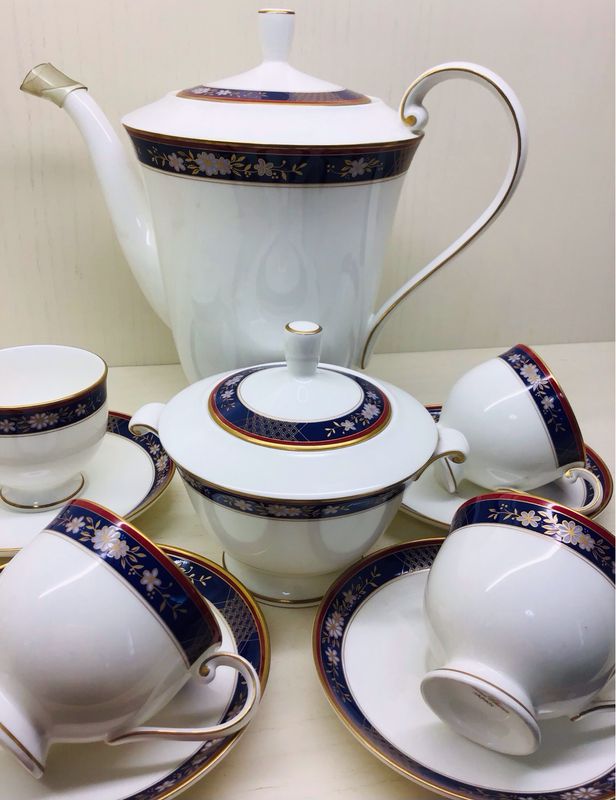 SERVIZIO CAFFÈ COMPLETO DI CAFFETTIERA E ZUCCHERIERA IN PORCELLANA BONE CHINA DECORO ORO ZECCHINO