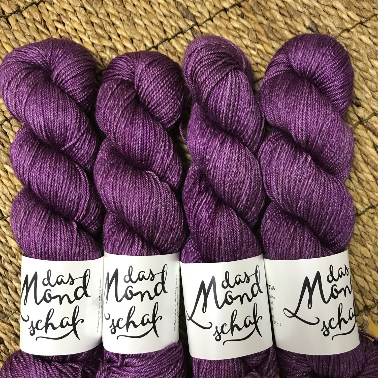 Das Mondschaf Yak Silk DK Dracula