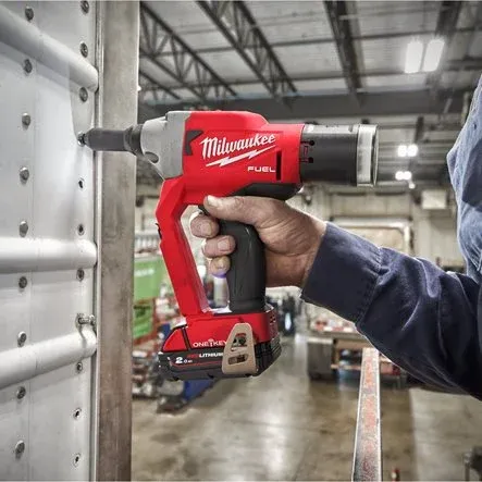 Rivettatrice Milwaukee M18 ONEFPRT-202X completa di due batterie 2.0ah + carica batterie