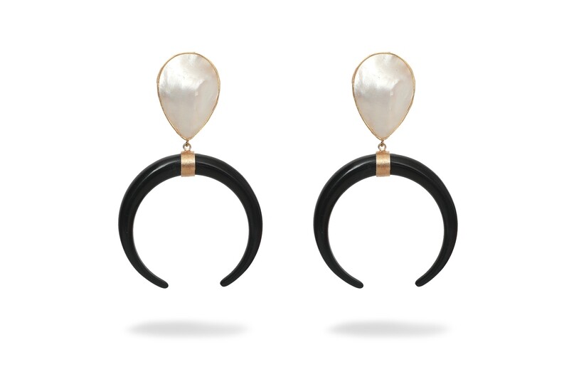 NELIA in Mother of Pearls and black Resin