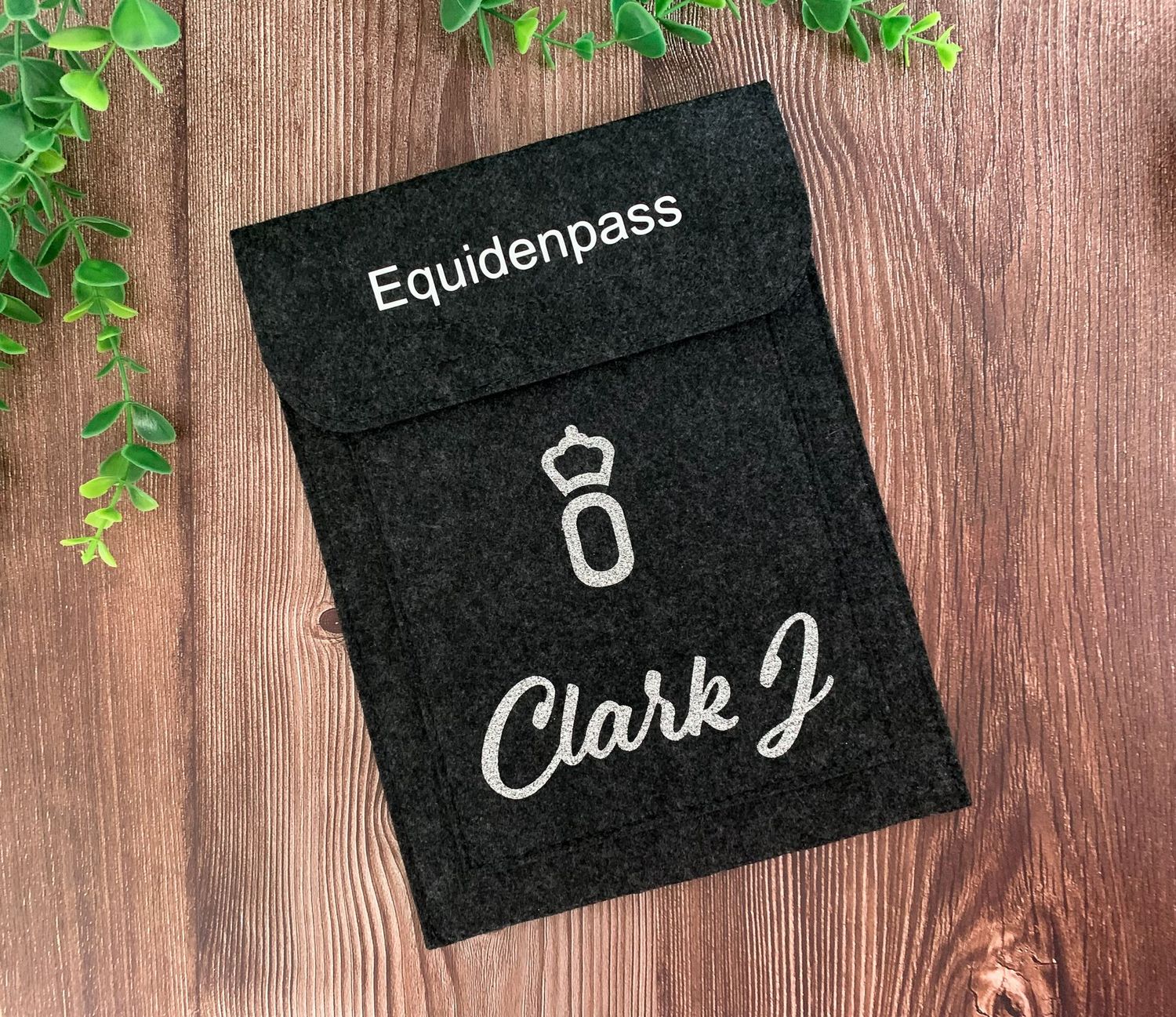Equidenpass-Tasche WUNSCHNAME & BRANDZEICHEN dark grey Equidenpass-Tasche WUNSCHNAME & BRANDZEICHEN dark grey