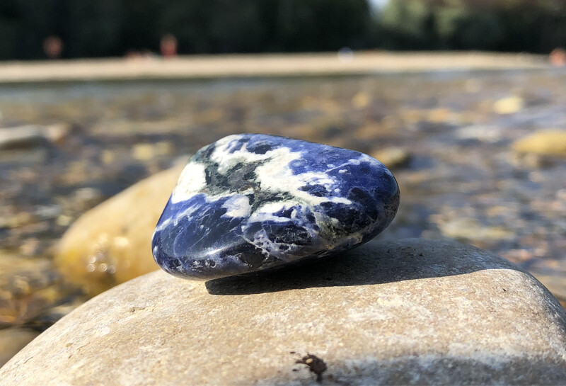 Sodalite pour mieux dormir, calmer le mental, les pensées négatives (manque d’estime de soi, de confiance en soi, pessimisme, etc.)