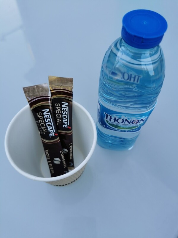 2 sachets of instant coffee with its 33cl bottle of water