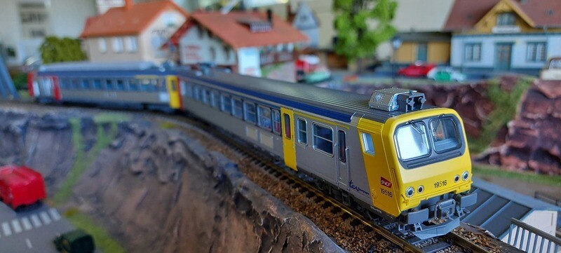 Autorail électrique SNCF Z2 Z9515 livrée bourgogne