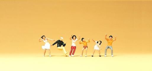 Figurines sur balancoire