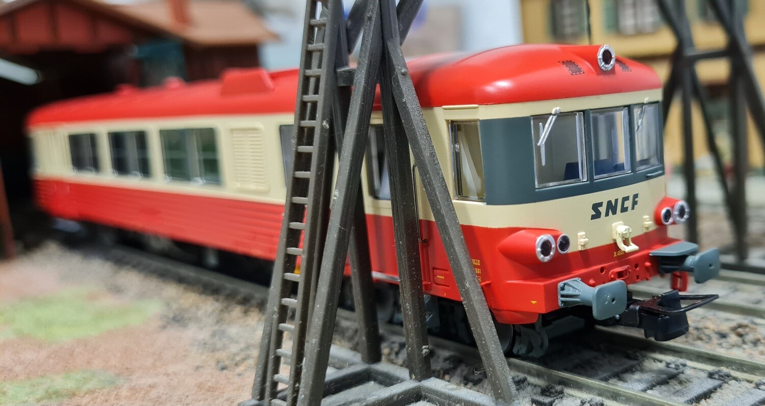 Autorail diesel livrée rouge/beige
