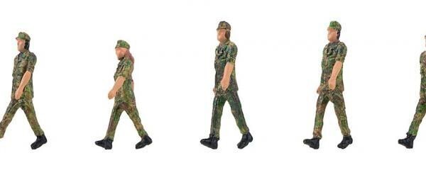 Soldats marchant au pas