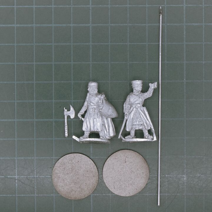 Footsore Miniatures, Medieval: Knight Commander and Standard Bearer, on foot