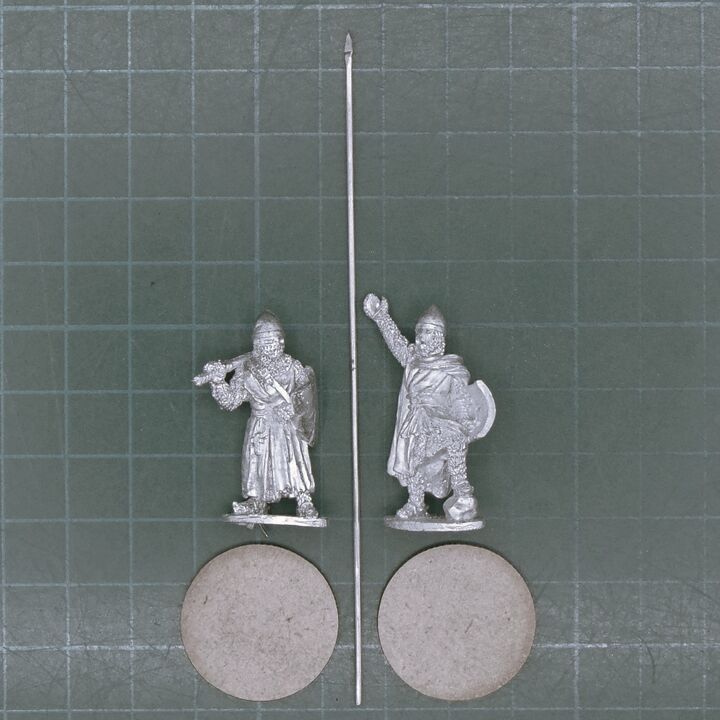 Footsore Miniatures, Medieval: Knight Commander and Standard Bearer, on foot