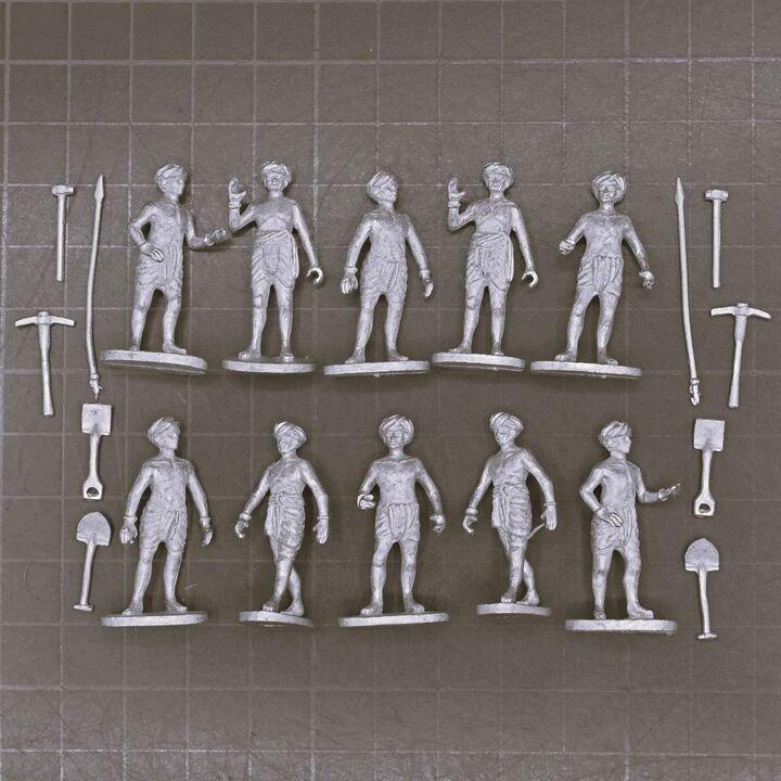 Crann Tara Miniatures, C18th Colonial India - Indian Labourers with Various Tools