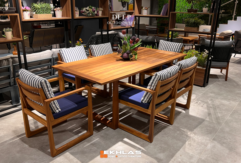 Deep outdoor dining set
