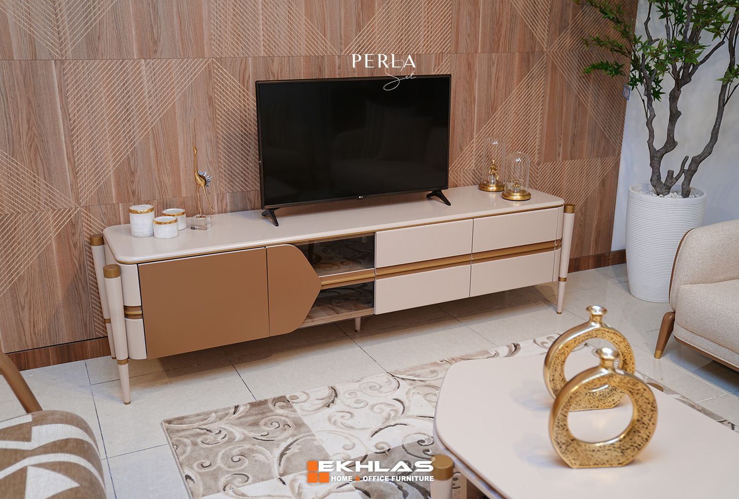 Perla Tv table