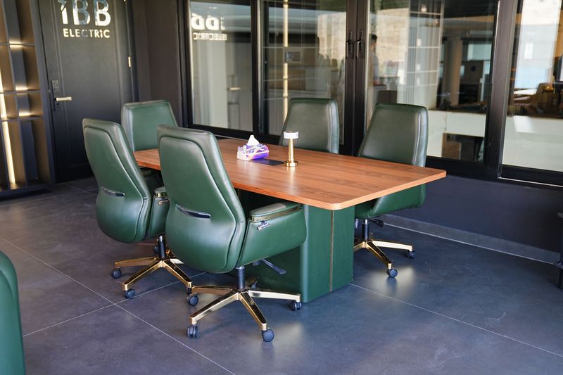 Astoria meeting table