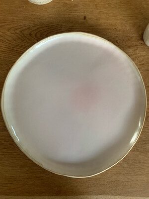 Platte rund weiss glanz mit leichtem rosa Schimmer