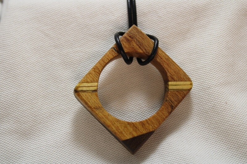Pendentif en chêne, pin doré et bois exotique